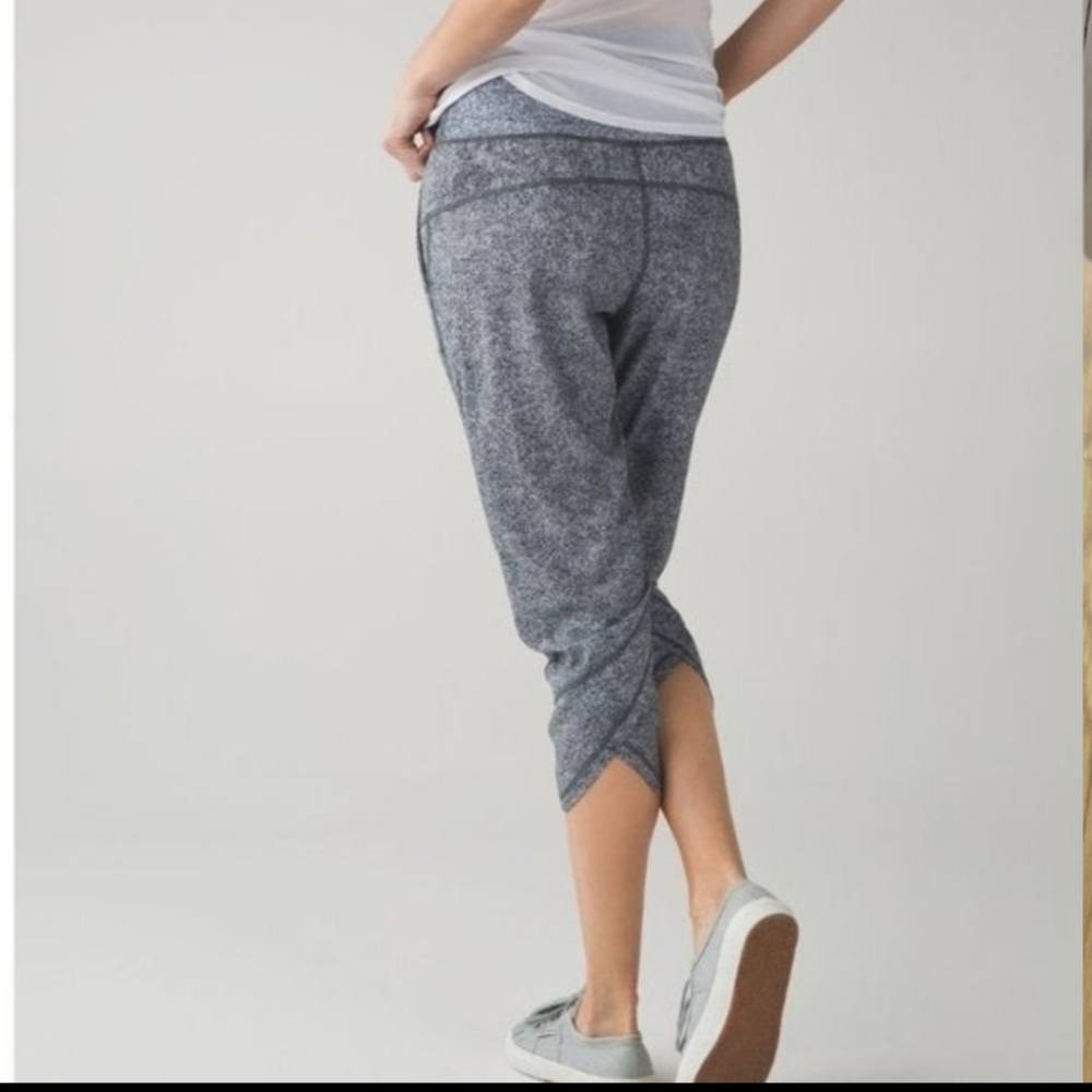 Lululemon Tranquil Crop Rio Mist White Black